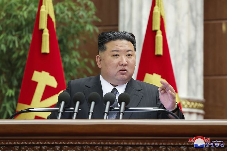 En esta fotografía proporcionada por el gobierno norcoreano, el gobernante Kim Jong Un participa en una reunión efectuada del 23 de diciembre al 27 de diciembre de 2024, en Pyongyang, Corea del Norte. (Agencia Central de Noticias de Corea/Korea News Service vía AP)