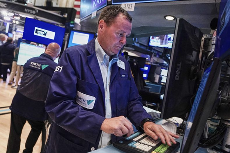 Operadores bursátiles en la sede de la Bolsa de Valores de Nueva York el 16 de junio del 2026. (AP foto/Richard Drew)