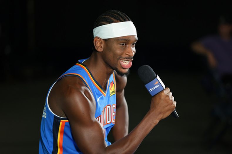 El jugador del Thunder de Oklahoma City, Shai Gilgeous-Alexander, concede una entrevista durante el día de medios del equipo de baloncesto de la NBA, el 28 de septiembre de 2026, en Oklahoma City. (Foto AP/Nate Billings)