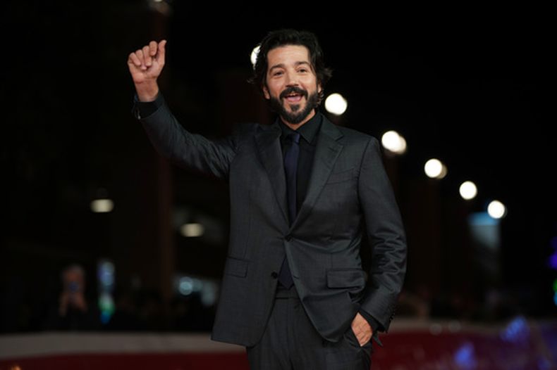 El director Diego Luna llega a la proyección de la película Ceniza en la boca en el Festival de Cine de Roma, el miércoles 14 de octubre de 2026. (Foto AP/Andrew Medichini)