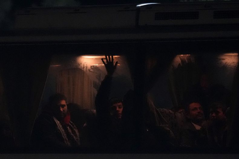 Migrantes procedentes de Siria, en el interior de un bus que los llevará de Ayia Napa a un centro de recepción de migrantes en Kokkinotrimithia, a las afueras de Nicosia, Chipre, el 24 de enero de 2024. (AP Foto/Petros Karadjias)