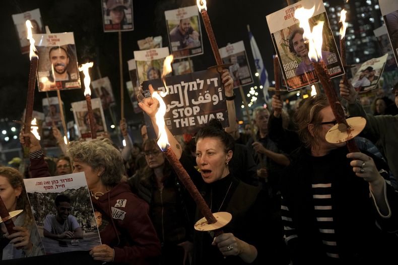 Familiares y amigos de personas asesinadas y secuestradas en Gaza reaccionan al anuncio de alto el fuego durante una manifestación en Tel Aviv, Israel, el 15 de enero de 2025. (AP Foto/Oded Balilty)