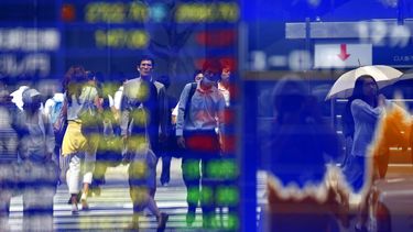 caen bolsas en el mundo mientras grecia limita retiros