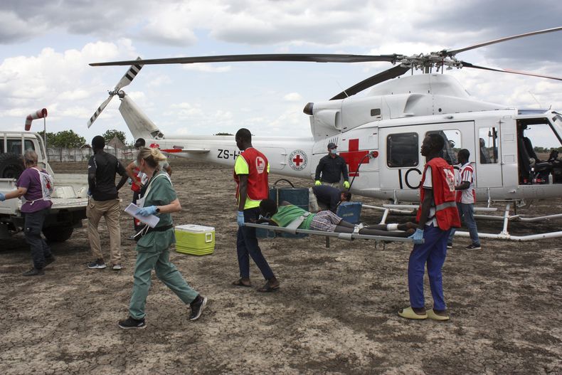 ARCHIVO - Personal médico del Comité Internacional de la Cruz Roja y de la Cruz Roja de Sudán del Sur trasladan a un herido a una ambulancia, en Akobo, Sudán del Sur, el sábado 24 de mayo de 2025. (AP Foto/Joseph Falzetta, archivo)