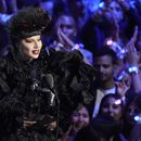 Lady Gaga acepta el premio al artista del año durante los MTV Video Music Awards el domingo 7 de septiembre de 2025, en el UBS Arena en Elmont, Nueva York. (Foto Charles Sykes/Invision/AP)