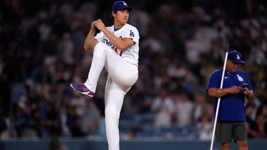 Shohei Ohtani, de los Dodgers de Los Ángeles, simula su movimiento de lanzamiento después de que los Dodgers derrotaran a los Rockies de Colorado, el miércoles 8 de julio de 2026, en Los Ángeles. (AP Foto/Mark J. Terrill)