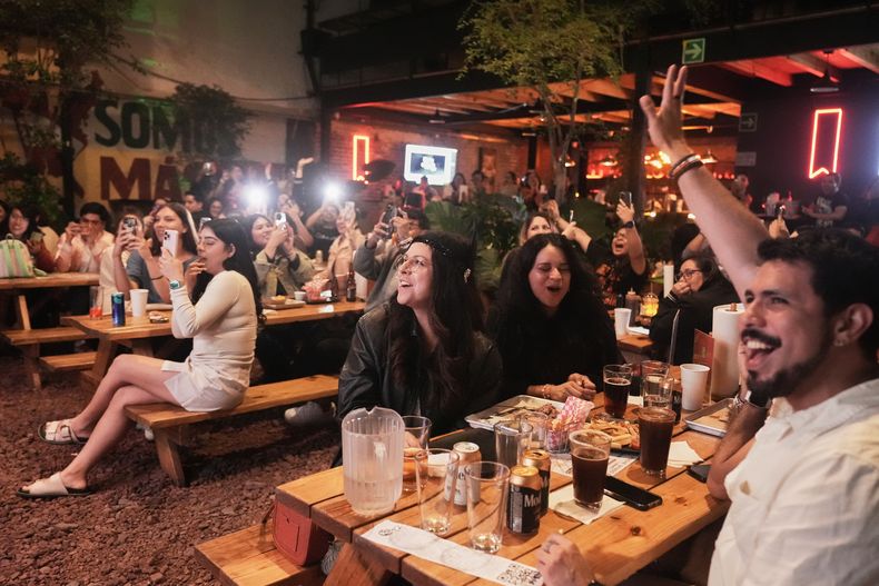 Fans reunidos para celebrar el lanzamiento del nuevo álbum de Taylor Swift, The Life of a Showgirl, en la Ciudad de México, el jueves 2 de octubre de 2025. (Foto AP/Claudia Rosel)