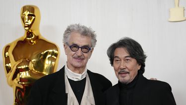 Wim Wenders, izquierda, y Koji Yakusho llegan a los Oscar el domingo 10 de marzo de 2024, en el Teatro Dolby en Los Ángeles. (Foto AP/Ashley Landis)