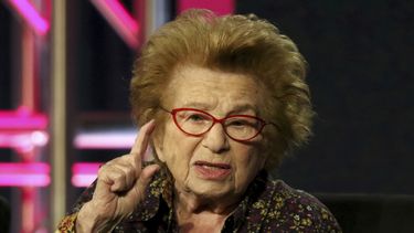 ARCHIVO – La Dra. Ruth Westheimer participa en el panel Ask Dr. Ruth (Pregúntale a la Dra. Ruth) en la presentación en Hulu de la Gira Invernal de Prensa de la Asociación de Críticos de Televisión en The Langham Huntington, el lunes 11 de febrero de 2019, en Pasadena, California. (Foto de Willy Sanjuan/Invision/AP, Archivo)