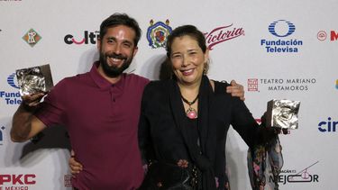 El director Pablo Pérez Lombardini, a la izquierda, y la productora Liliana Pardo de la película La reserva posan con los premios a mejor película mexicana y mejor dirección en la ceremonia de premiación de la 23ª edición del Festival de Cine de Morelia, en Morelia, México, el viernes 17 de octubre de 2025. (Foto AP/Berenice Bautista)