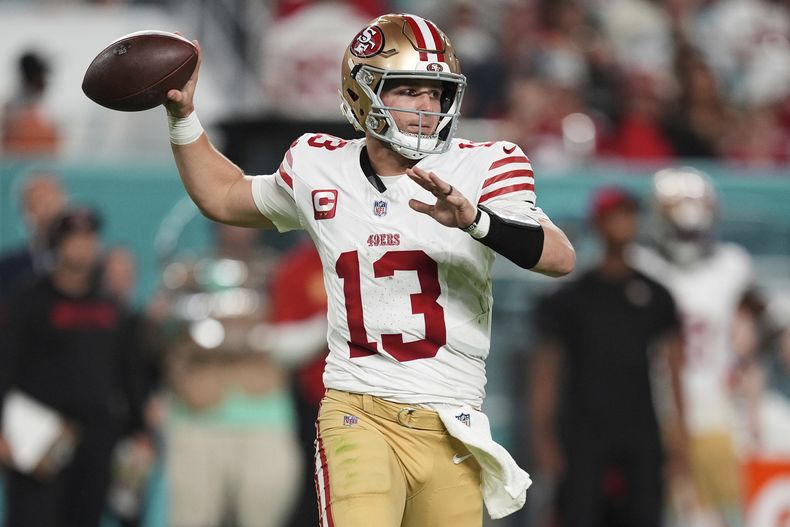 ARCHIVO - El quarterback de los 49ers de San Francisco, Brock Purdy (13), apunta un pase durante la segunda mitad de un partido de fútbol americano de la NFL contra los Delfines de Miami, el domingo 22 de diciembre de 2024, en Miami Gardens, Florida (AP Foto/Rebecca Blackwell, Archivo)