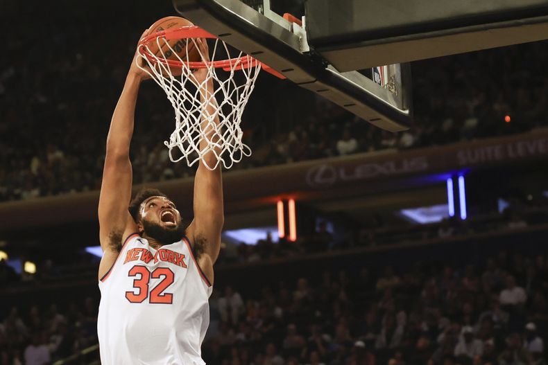 Karl-Anthony Towns, pívot dominicano de los Knicks de Nueva York, realiza una clavada en el encuentro de pretemporada ante los Timberwolves de Minnesota, el domingo 13 de octubre de 2024 (AP Foto/Heather Khalifa)