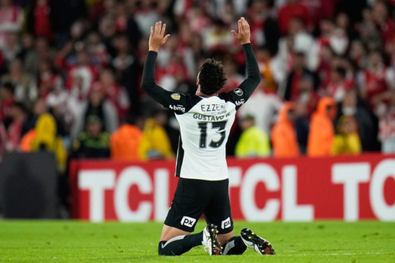 Gustavo Henrique, de Corinthians, festeja tras el partido ante Independiente Santa Fe, el miércoles 6 de mayo de 2026 en Bogotá (AP Foto/Fernando Vergara)