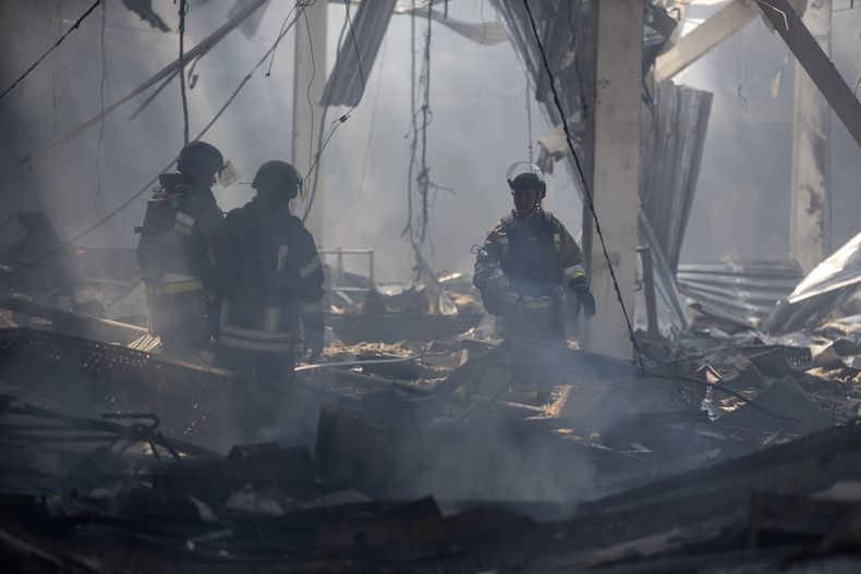 Trabajadores de emergencia buscan víctimas tras el ataque ruso con un misil en un supermercado de Kostiantynivka, en la región de Donetsk, Ucrania, el viernes 9 de agosto de 2024. (AP Foto/Iryna Rybakova)