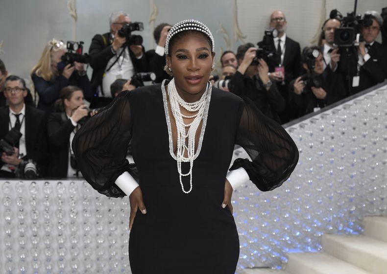 Serena Williams llega a la gala del Instituto del Vestido del Museo Metropolitano de Arte para celebrar la inauguración de la exposición Karl Lagerfeld: A Line of Beauty el lunes 1 de mayo de 2023 en Nueva York. (Foto Evan Agostini/Invision/AP)