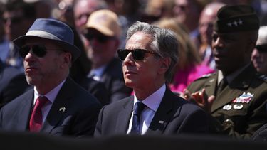 El secretario de estado de los Estados Unidos, Antony Blinken, escucha un discurso durante una ceremonia conmemorativa del 80º aniversario del Día D, el jueves 6 de junio de 2024 en el cementerio estadounidense de Colleville-sur-Mer, Normandía. (AP Foto/Daniel Cole, Pool)