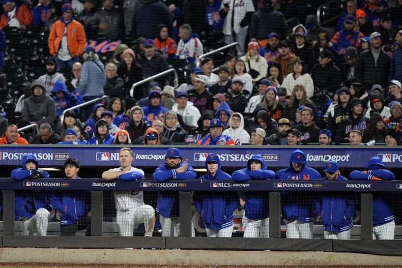Los Mets de Nueva York observan el final del cuarto juego de la Serie de Campeonato de la Liga Nacional ante los Dodgers de Los Ángeles, el jueves 17 de octubre de 2024 (AP Foto/Frank Franklin II)