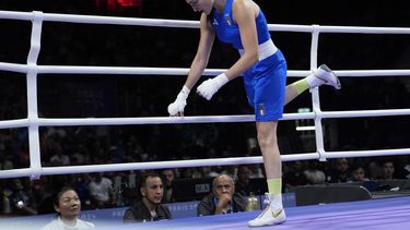 La italiana Angela Carini sale del ring tras abandonar su pelea contra la argelina Imane Khelif en el boxeo de los Juegos de Olímpicos de París, el jueves 1 de agosto de 2024, en Villepinte, Francia. (AP Foto/John Locher)