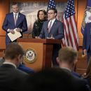 El titular de la Cámara de Representantes de EEUU, el republicano Mike Johnson, (cent) en el Capitolio el miércoles 10 de abril de 2024. De izq a der lo acompañan los representantes republicanos Blake Moore, Maria Salazar, Steve Scalise y Tom Emmer. (Foto AP/Mariam Zuhaib)
