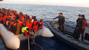 americateve | Foto difundida el jueves, 20 de marzo del 2014 por la armada italiana de varios inmigrantes rescatados en el Mar Mediterr&aacute;neo. (Foto AP/Armada italiana)