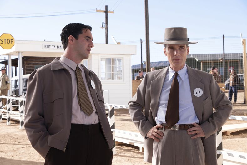 Benny Safdie como Edward Teller, a la izquierda, y Cillian Murphy como J. Robert Oppenheimer en una escena de Oppenheimer en una imagen proporcionada por Universal Pictures. (Melinda Sue Gordon/Universal Pictures vía AP)