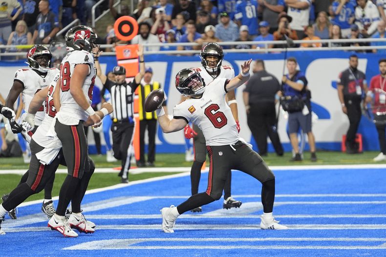 Baker Mayfield, quarterback de los Buccaneers de Tampa Bay, arroja el balón a las gradas después de lograr un touchdown con acarreo personal durante la segunda mitad del partido de la NFL en contra de los Lions de Detroit, el domingo 15 de septiembre de 2024, en Detroit. (AP Foto/Paul Sancya)