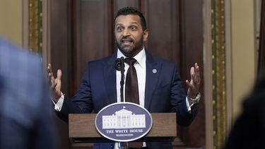 Kash Patel, el nuevo director del FBI nombrado por el presidente Donald Trump, habla durante una ceremonia de jura del cargo, el viernes 21 de 2025, en la sala del Tratado Indio en el edificio Eisenhower del complejo de la Casa Blanca, en Washington. (AP Foto/Mark Schiefelbein)