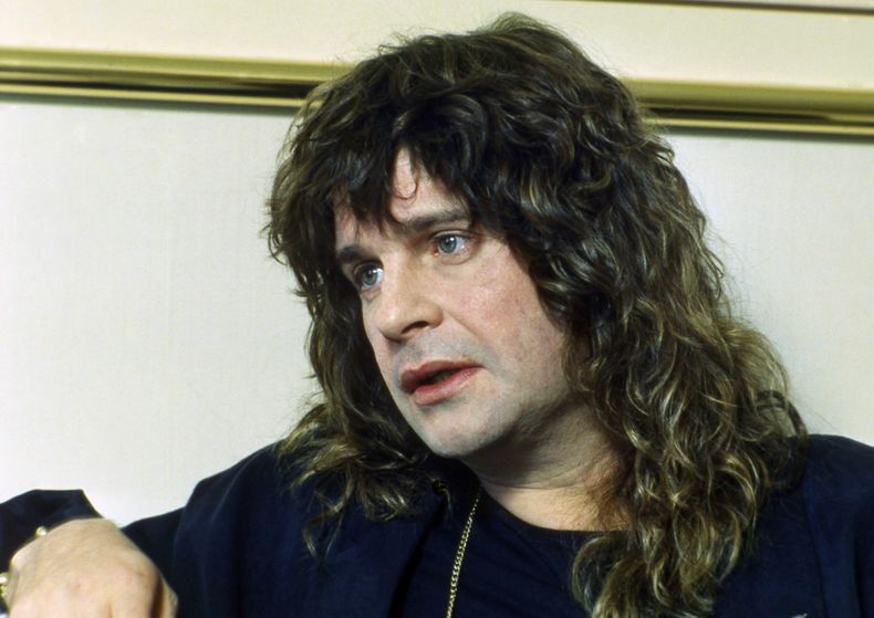 ARCHIVO - El músico de rock británico Ozzy Osbourne aparece el 27 de octubre de 1988 en Nueva York. (Foto AP/Mark Lennihan, archivo)