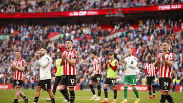 Jugadores de Sheffield United aplauden a los fanáticos al final del partido por las semifinales de la FA Cup en contra del Manchester City y Sheffield United en el Estadio Wembley, en Londres, el sábado 22 de abril de 2023. (AP Foto/David Cliff)