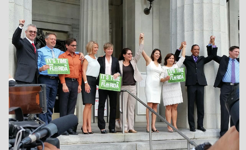 Varias parejas que demandaron al Condado  Miami-Dade para exigir la legalización del matrimonio gay posan el  lunes, 5 de enero del 2014, en las escaleras del tribunal en downtown  Miami tras la histórica decisión.