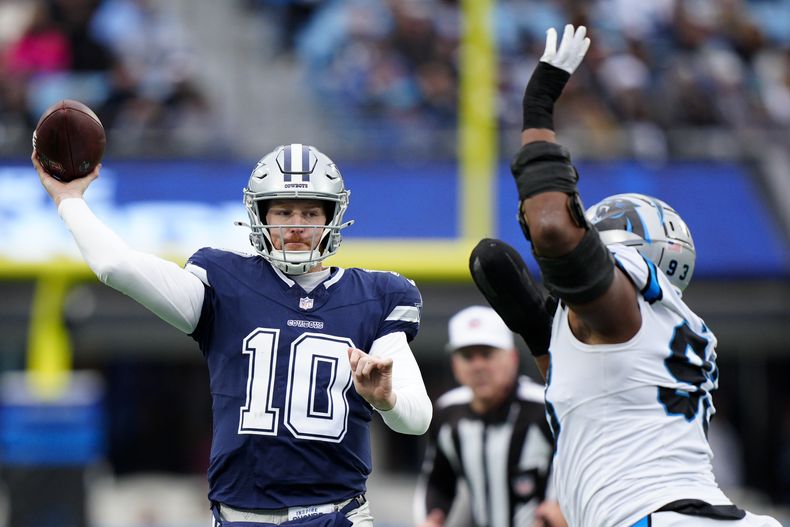 Cooper Rush, quarterback de los Cowboys de Dallas, manda un pase en contra de los Panthers de Carolina dirante la segunda mitad del partido de la NFL del domingo 15 de diciembre de 2024, en Charlotte, Carolina del Norte. (AP Foto/Jacob Kupferman)