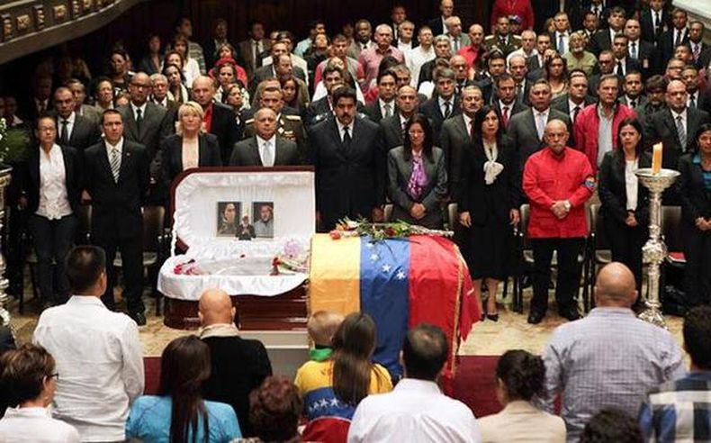 Robert Serra, diputado del PSUV, habría sido golpeado para que abriera la caja fuerte, en donde guardaba una gran suma de dólares. Uno de sus guardaespaldas habría planificado el robo en la casa de La Pastora con 4 colombianos que residen en una torre de