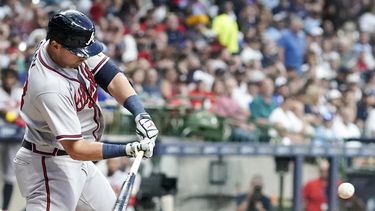 Austin Riley, de los Bravos de Atlanta, batea un sencillo en el quinto inning del juego ante los Cerveceros de Milwaukee, el viernes 21 de julio de 2023 (AP Foto/Morry Gash)