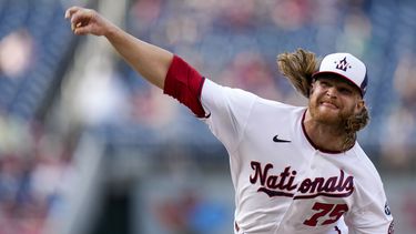 El relevista de los Nacionales de Washington, Hobie Harris, trabaja la novena entrada del partido contra los Mets de Nueva York en el Nationals Park, en Washington, el lunes 15 de mayo de 2023. (AP Foto/Alex Brandon)