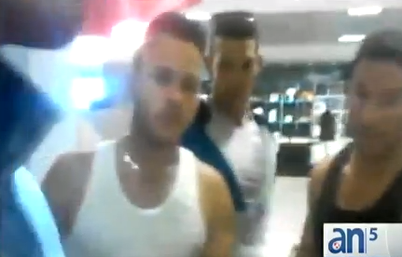 Un grupo de cubanos continua en un limbo migratorio dentro del aeropuerto de quito, ecuador, casi diez días después de arribar a ese país. Las autoridades ecuatorianas no les permiten el ingreso al pais mientras ellos se niegan a regresar a la isla.