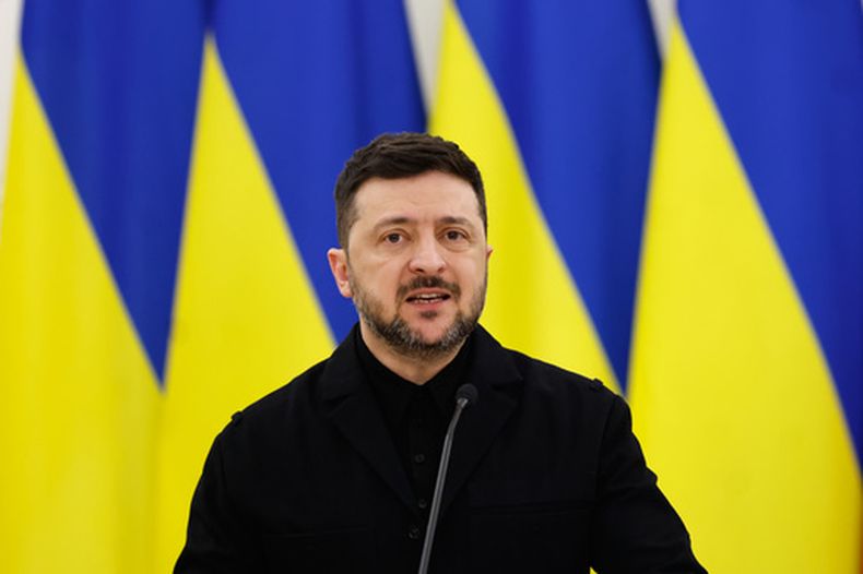 El presidente ucraniano Volodymyr Zelenskyy habla en una rueda de prensa conjunta con el presidente lituano Gitanas Nauseda y el presidente polaco Karol Nawrocki, en el palacio presidencial de Vilna, Lituania, el domingo 25 de enero de 2026. (Foto AP/Mindaugas Kulbis)