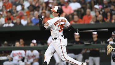 Adley Rutschman, de los Orioles de Baltimore, sigue su movimiento después de batear un sencillo productor de una carrera en la primera entrada del juego de béisbol en contra de los Yanquis de Nueva York, el domingo 30 de julio de 2023, en Baltimore. (AP Foto/Gail Burton)