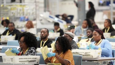 Trabajadores electorales procesan los votos por correo para las elecciones generales de 2024 en el almacén electoral de Filadelfia, el martes 5 de noviembre de 2024, en Filadelfia. (AP Foto/Matt Rourke)