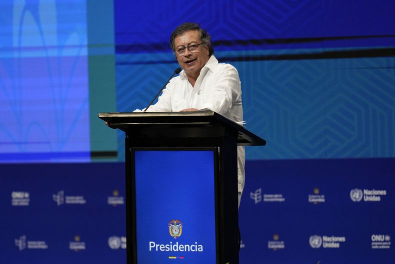 ARCHIVO - El presidente de Colombia, Gustavo Petro, pronuncia un discurso en la ceremonia inaugural de la COP16, una conferencia de las Naciones Unidas sobre biodiversidad, en Cali, Colombia, el 20 de octubre de 2024. Petro, expidió el jueves 19 de diciembre de 2024 por decreto el presupuesto general con el que funcionará el Estado en 2025 con menos monto del original, luego de que el Congreso negara la reforma fiscal con la que lo pretendía financiar. (Foto AP/Fernando Vergara, Archivo)