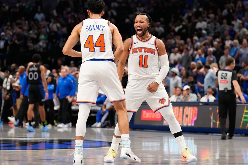 Jalen Brunson, base de los Knicks de Nueva York, festeja con Landry Shamet en el partido ante los Mavericks de Dallas, el miércoles 19 de noviembre de 2025 (AP Foto/Tony Gutierrez)