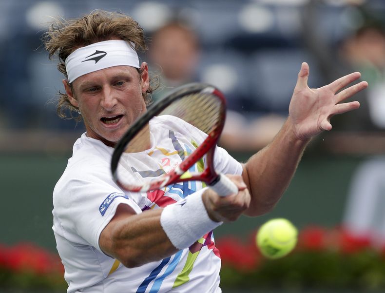 El tenista argentino David Nalbandian devuelve una pelota contra el espa&ntilde;ol Marcel Granollers en el Masters de Indian Wells el 7 de marzo de 2013 en Indian Wells, California. Nalbandian anunci&oacute; su retiro del tenis el 1 de octubre de 2013. (A