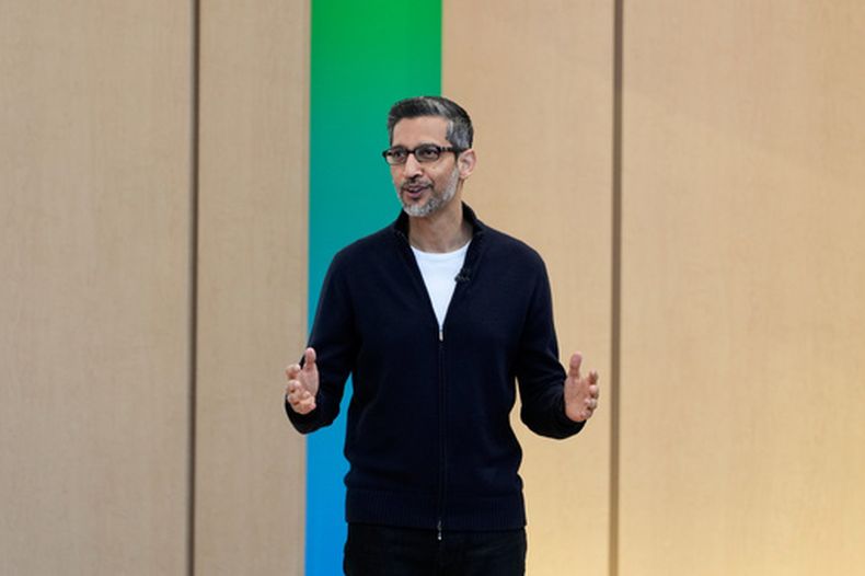 El director general de Alphabet, Sundar Pichai, habla en un evento de Google I/O en Mountain View, California, el martes 19 de mayo de 2026. (AP Foto/Jeff Chiu)