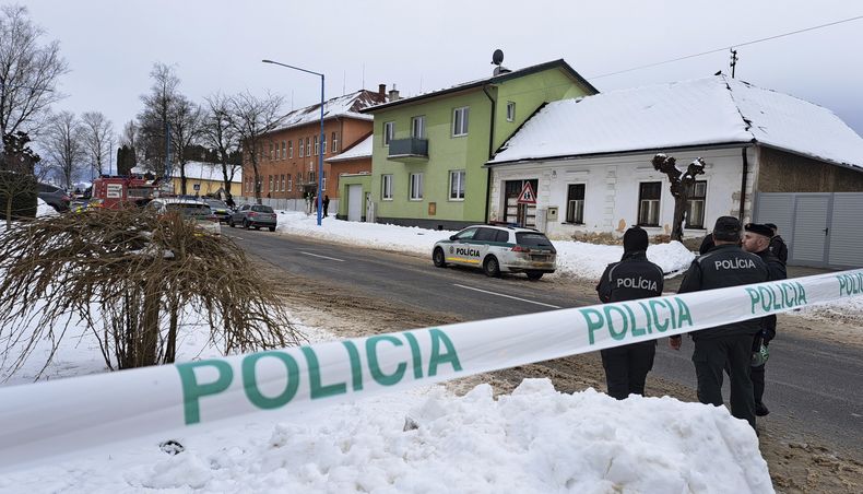 La escena cerca de la escuela donde ocurrieron apuñalamientos en Spisska Stara Ves, en la región de Presov, en el este de Eslovaquia, el 16 de enero del 2025. (Adriana Hudecova/TASR via AP)