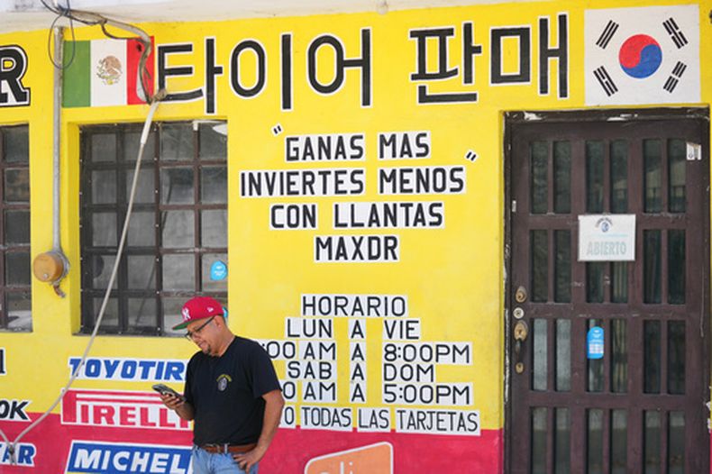 Mario Alberto Cantú aparece afuera de su local de reparación de neumáticos en Pesqueria, México, el 31 de marzo de 2026. (AP Foto/Fernando Llano)