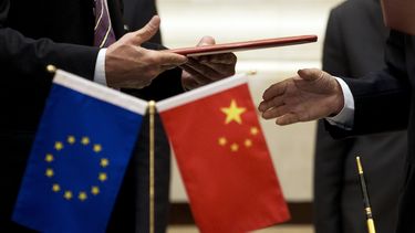 ARCHIVO - Un miembro de la Comisión Europea, a la izquierda, se prepara para intercambiar documentos con la delegación china en una ceremonia de firma tras el 5to Diálogo Chino-UE de alto nivel sobre economía y comercio en la casa de huéspedes estatal Diaoyutai en Beijing, el 28 de septiembre de 2015. (AP Foto/Andy Wong, Archivo)