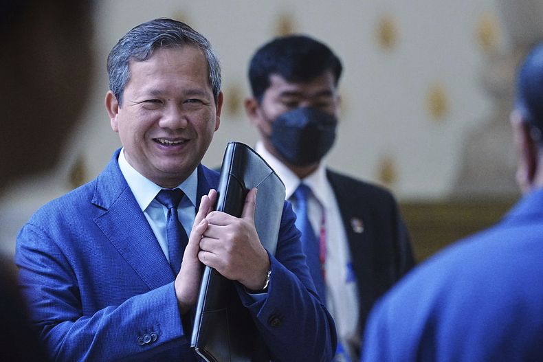El primer ministro de Camboya, Hun Manet, a la izquierda, saluda a legisladores a su llegada para una sesión sobre un proyecto de ley sobre ciudadanía en la Asamblea Nacional en Nom Pen, Camboya, el lunes 25 de agosto de 2025. (AP Photo/Heng Sinith)