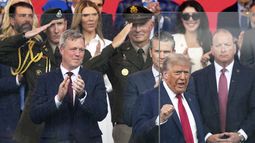 El presidente de EEUU, Donald Trump, llega al desfile militar conmemorativo del 250mo aniversario del Ejército, que coincide con su 79no cumpleaños, el sábado 14 de junio de 2025, en Washington, bajo la atenta mirada del secretario del Ejército, Daniel Driscoll, y el secretario de Defensa, Pete Hegseth. (AP Foto/Julia Demaree Nikhinson)