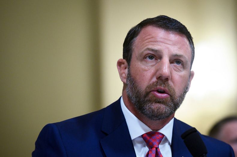 El secretario de Seguridad Nacional, Markwayne Mullin, testifica ante una comisión de la Cámara de Representantes el miércoles 3 de junio de 2026, en Washington. (AP Foto/Cliff Owen)