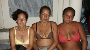 la policia politica golpea y desnuda a tres opositoras que se dirigian a el cobre