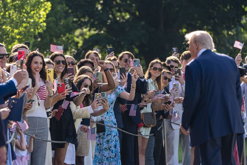 El presidente Donald Trump habla con sus partidarios antes de partir en el Marine One desde el jardín sur de la Casa Blanca, el viernes 25 de julio de 2025, en Washington. El presidente viajaba a Escocia. (AP Foto/Alex Brandon)